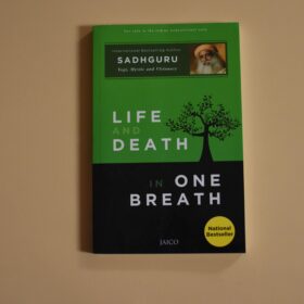 Книга Садхгуру англійською мовою Life And Death in one Breath