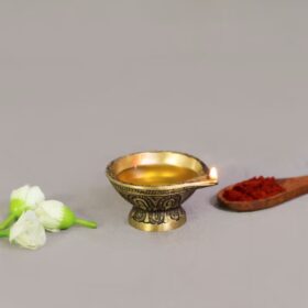 Маленька масляна лампа ручної роботи виготовлена з латуні
